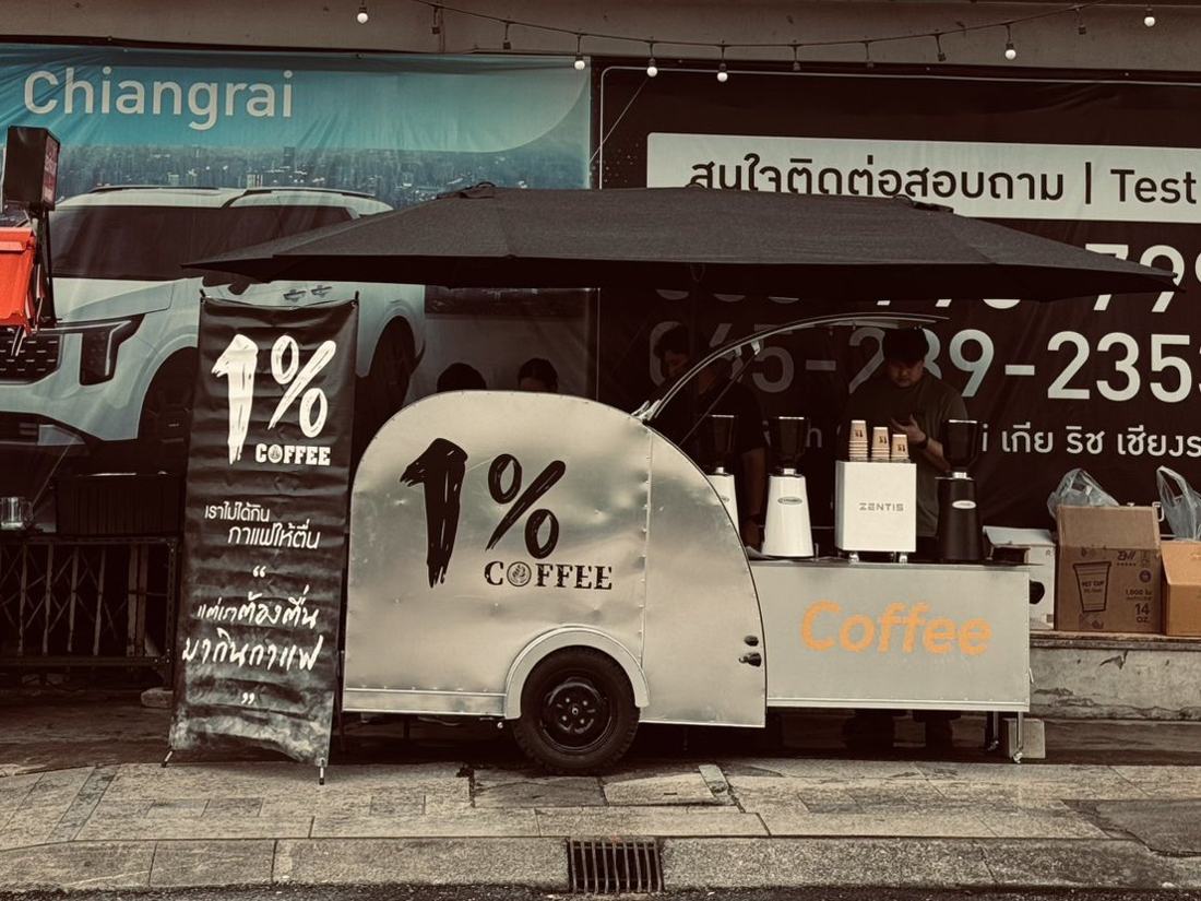 รถกาแฟ 1% รุ่นเครื่องชง กำลังให้บริการลูกค้า