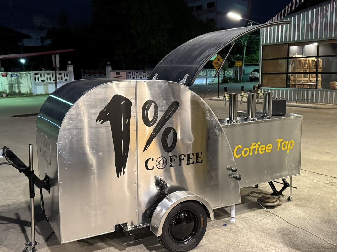 รถกาแฟ 1% รุ่นเครื่องแท๊ป จอดอยู่หน้าร้านตอนกลางคืน